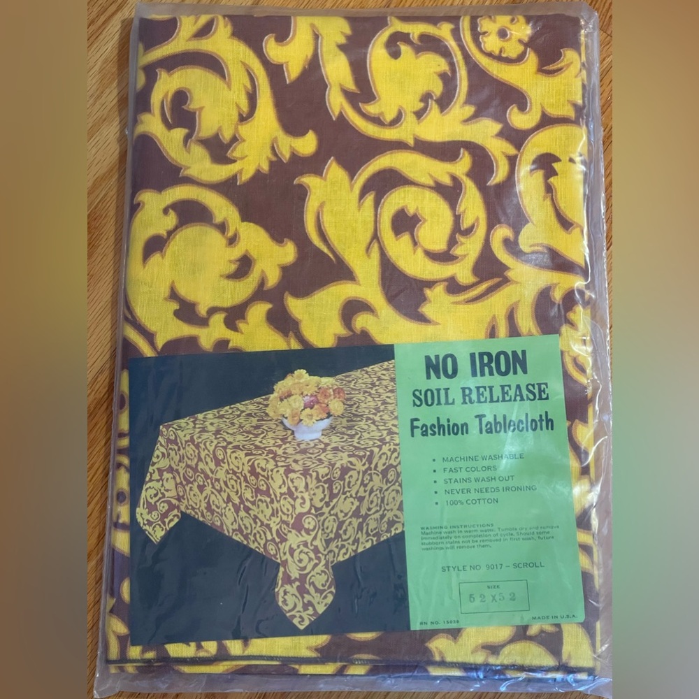 🆕Vintage burgundy and gold scroll NWT 52”x52” square all cotton tablecloth-Fall